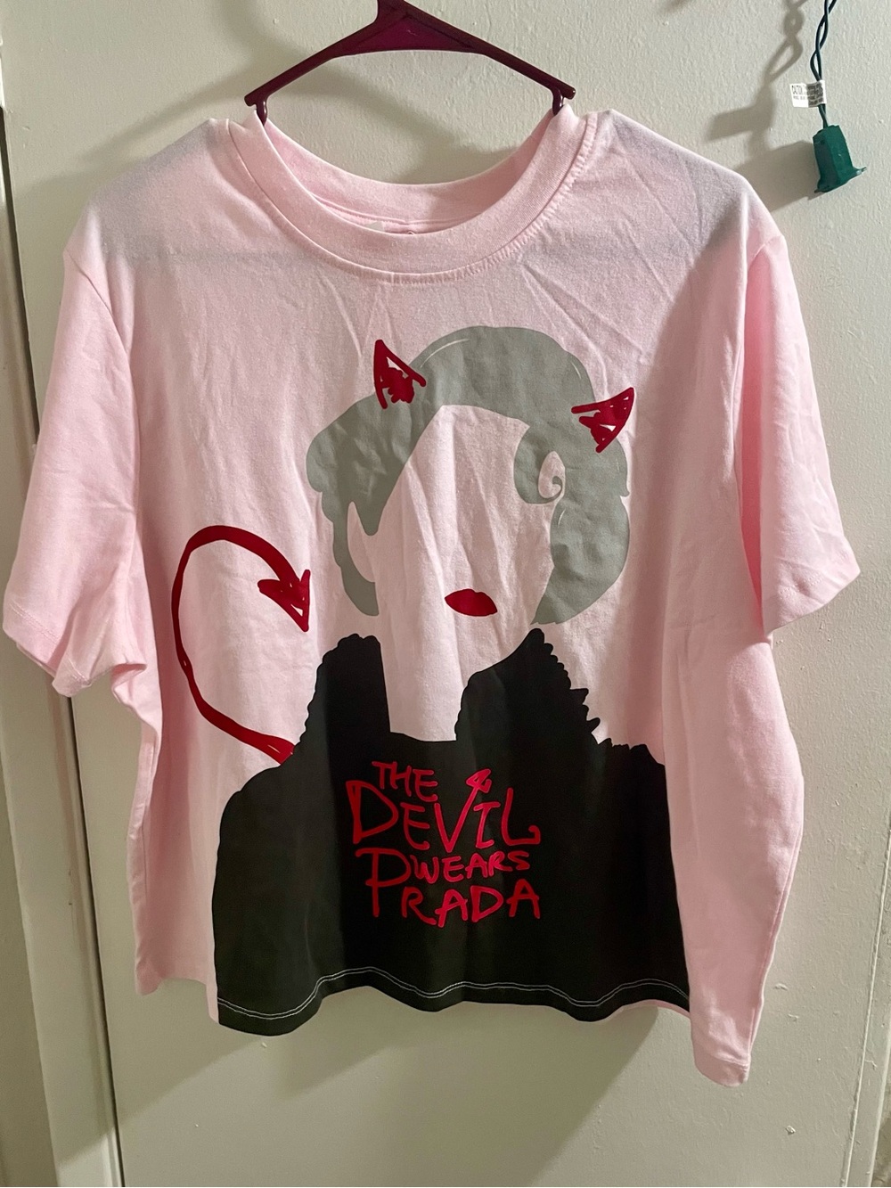 NWT The Devil Wears Prada Miranda Priestly Pink Graphic Crop Tee Shirt XXL
